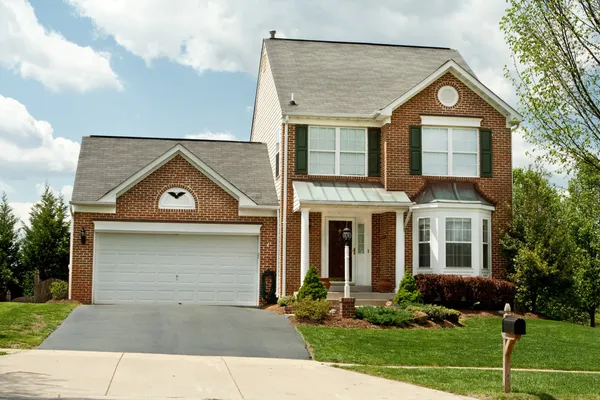 Vista frontal Brick Single Family House Home Suburban Maryland, Estados Unidos Imagens De Bancos De Imagens