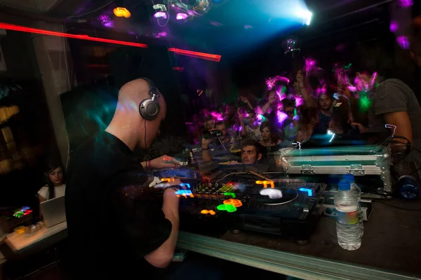 DJ en una fiesta — Foto de Stock