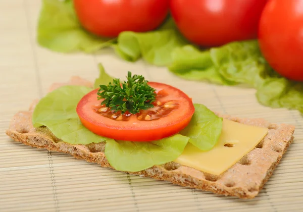 Crispbread com tomate e queijo Imagem De Stock