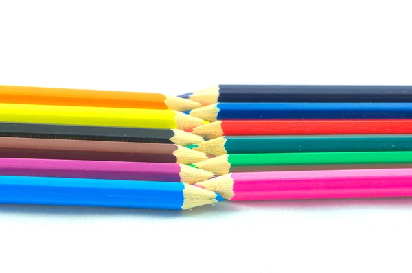 Beyaz üzerine birçok renkli kalemler — Stok fotoğraf