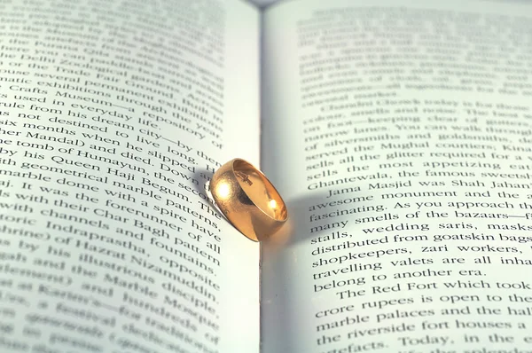 Golden ring — Stock Photo, Image