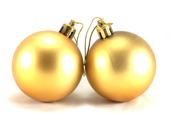 Zwei goldene Christbaumkugeln — Stockfoto