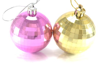 İki Noel baubles beyaz bitti