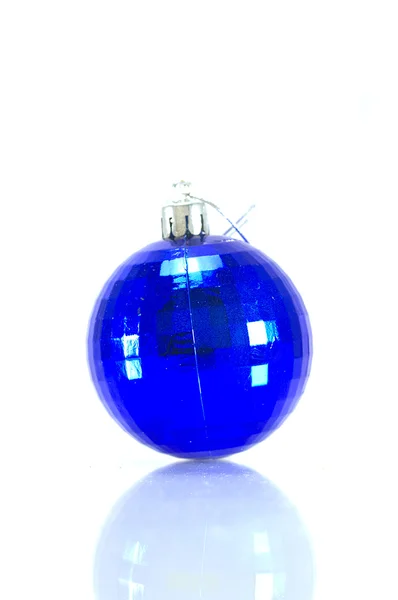 Azul Natal bugiganga sobre branco — Fotografia de Stock