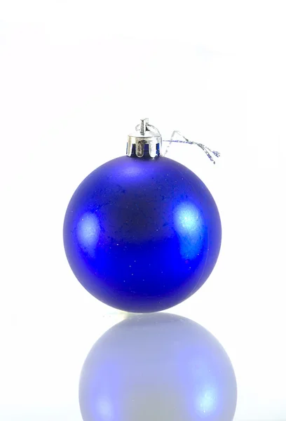 Boule de Noël bleue sur blanc avec reflet — Photo