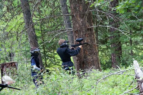 Playing Paintball in The Woods — Stock Photo, Image