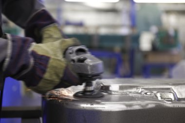 işçi ile açı değirmeni