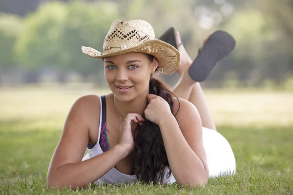 Dziewczyna sobie kapelusz lato — Zdjęcie stockowe