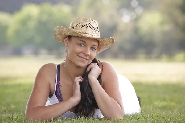 Flicka klädd sommar hatt — Stockfoto