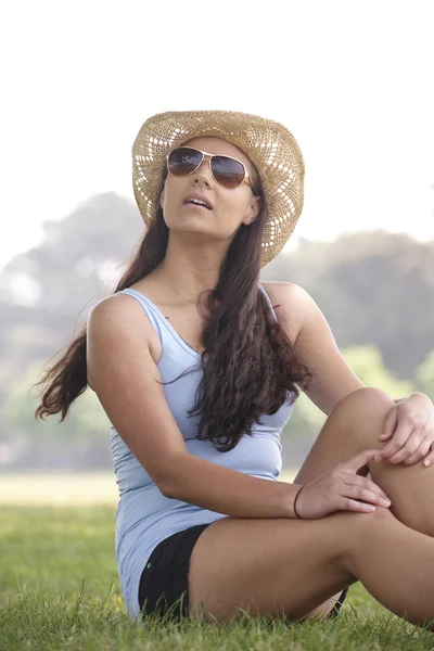 Şapka ve güneş gözlüğü takan kız — Stok fotoğraf