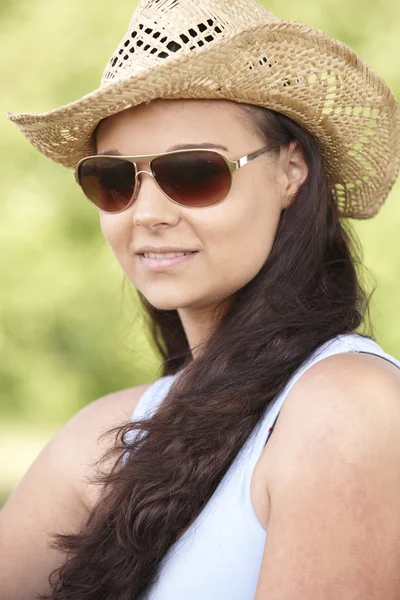 Menina usando chapéu e óculos de sol — Fotografia de Stock