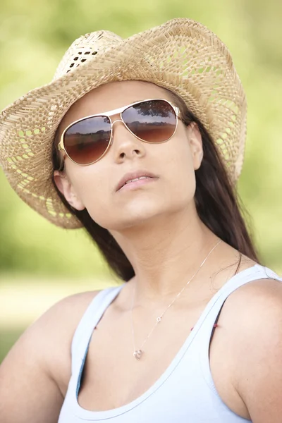 Menina usando chapéu e óculos de sol — Fotografia de Stock