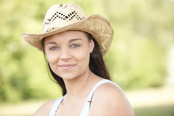 Dívka nosí letní klobouk — Stock fotografie