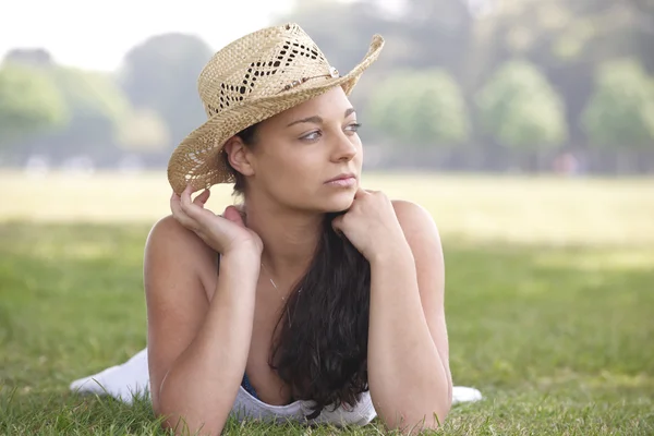 Kız giyiyor yaz şapka — Stok fotoğraf