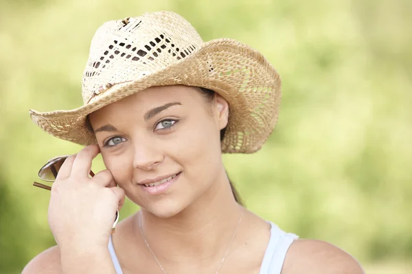 Flicka klädd sommar hatt — Stockfoto