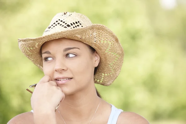 Lány visel nyári kalap — Stock Fotó