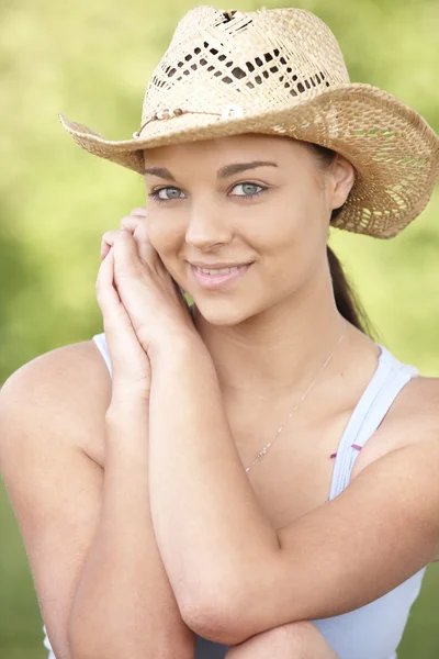 Menina usando chapéu de verão — Fotografia de Stock