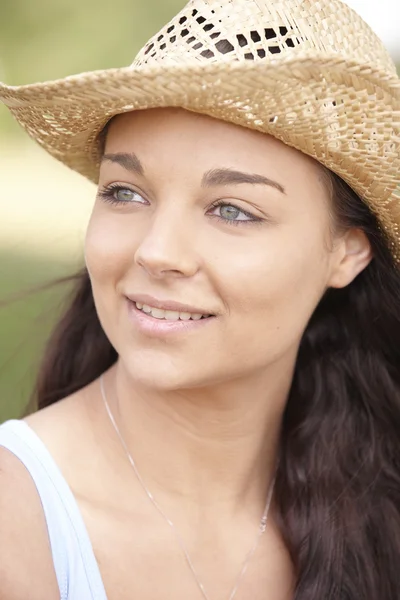 Девушка в летней шляпе — стоковое фото