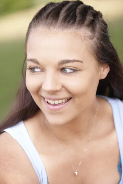 Usměvavá dívka s vlasy ustřihne — Stock fotografie
