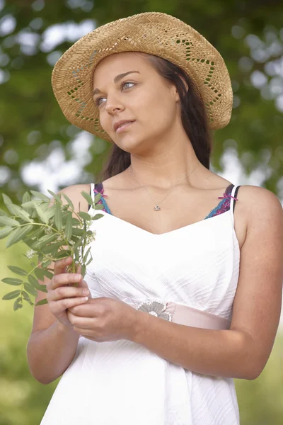 Lány visel nyári kalap — Stock Fotó