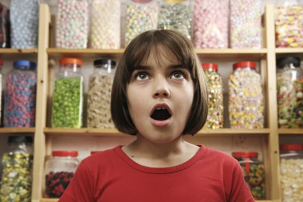 Meisje in de snoepwinkel — Stockfoto