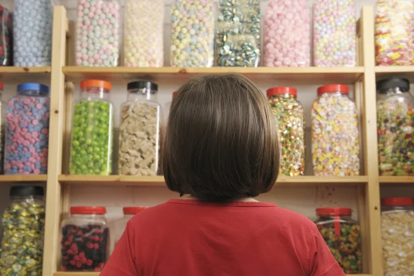 Girl in sweet shop — Stock Photo, Image
