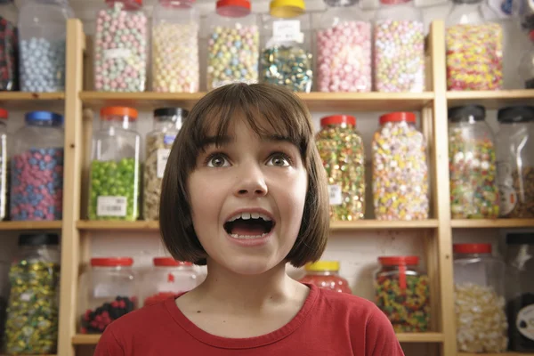 Meisje in de snoepwinkel — Stockfoto