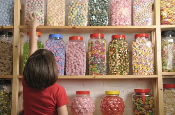 Kind in de snoepwinkel — Stockfoto