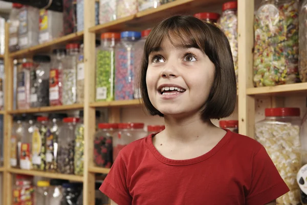 Девушка в магазине сладостей — стоковое фото