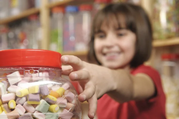 Girl in sweet shop — Stock Photo, Image