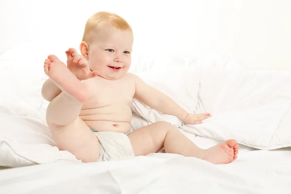 Sonriente bebé en pañal — Foto de Stock