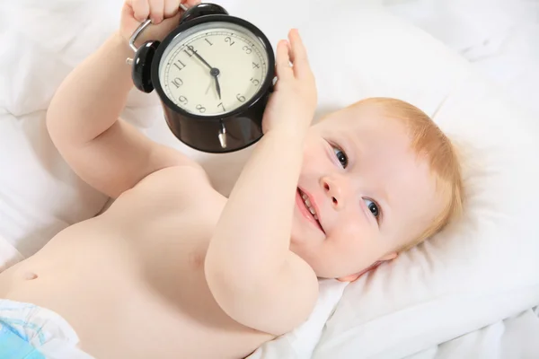 目覚まし時計を持つ子供 — ストック写真