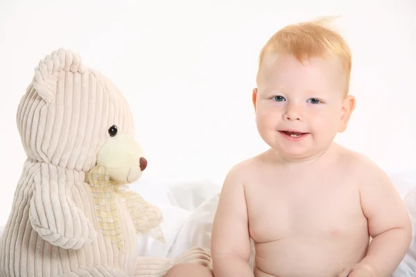 Piccolo bambino e orso giocattolo — Foto Stock