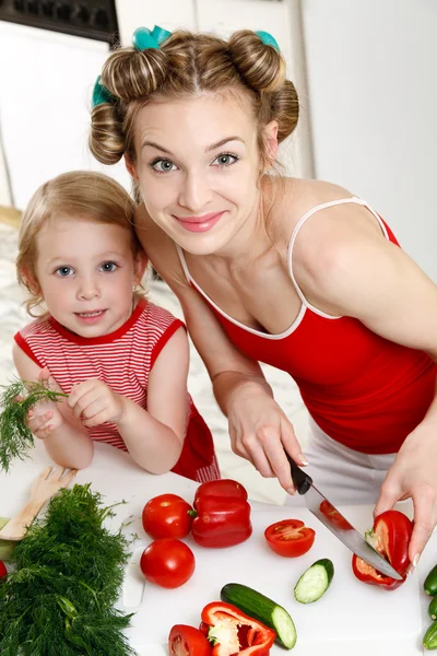 Glückliche Hausfrau mit Tochter — Stockfoto