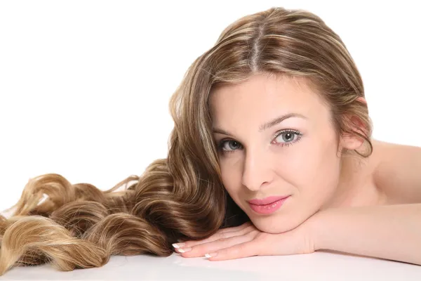 Fiatal nő gyönyörű hajjal — Stock Fotó