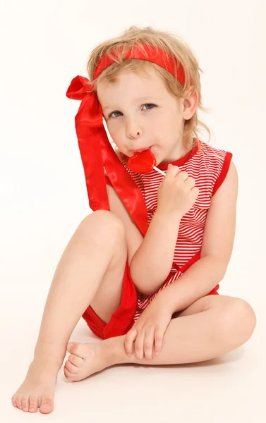 Kleines Mädchen mit einem süßen Herzen — Stockfoto