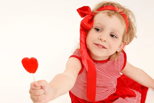Küçük kız bir tatlı kalp — Stok fotoğraf
