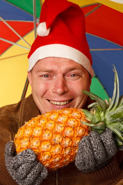 Muž s ananasem — Stock fotografie