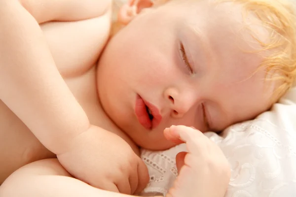 Bebé durmiendo en la almohada — Foto de Stock