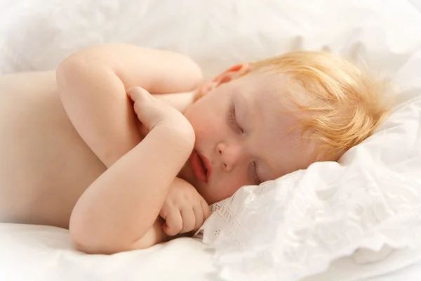 Bebê dormindo no travesseiro — Fotografia de Stock