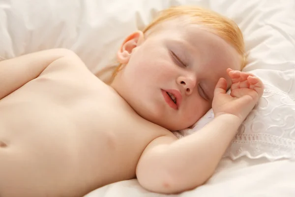 婴儿睡在枕头上 — 图库照片