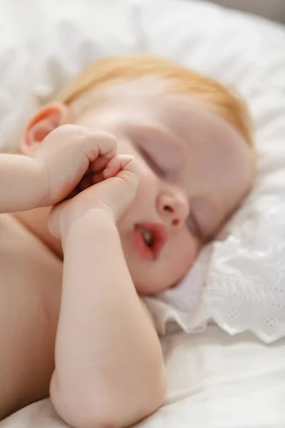 เด็กชาย นอนหลับ — ภาพถ่ายสต็อก