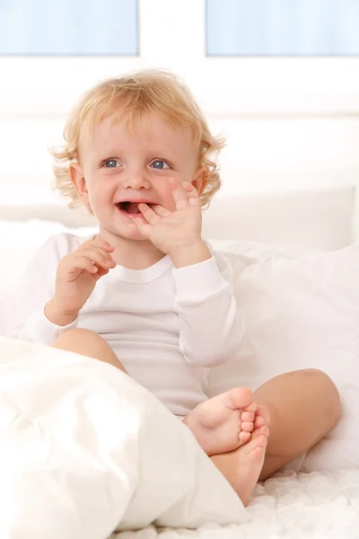 Ребенок в постели — стоковое фото
