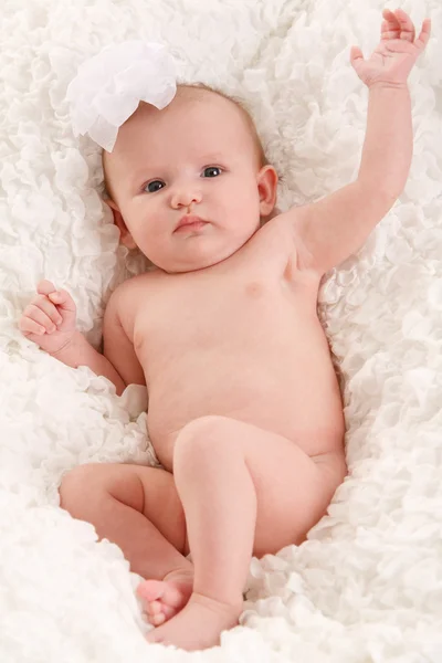 Baby i hvit seng – stockfoto