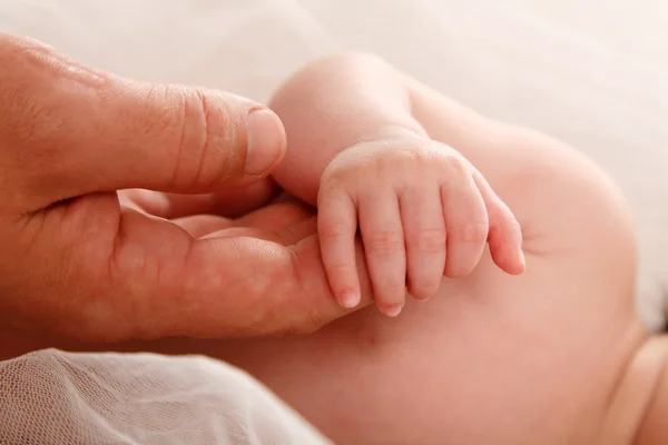 Berührung von Neugeborenen — Stockfoto