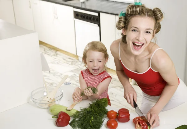 Hausfrau mit Tochter — Stockfoto