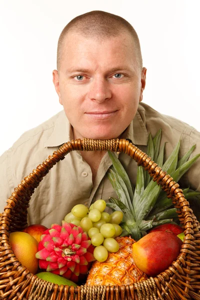 Człowiek z owoców w koszu — Zdjęcie stockowe