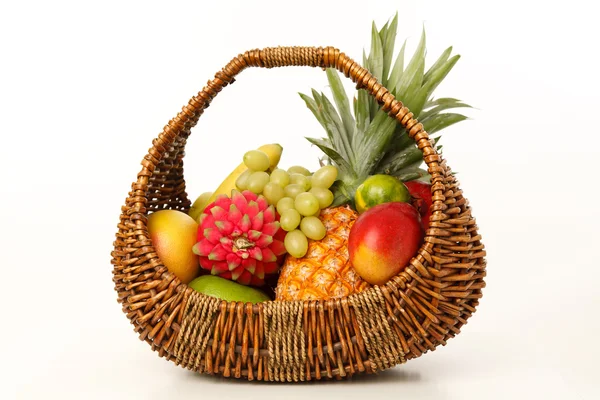 Fruta em uma cesta de vime — Fotografia de Stock