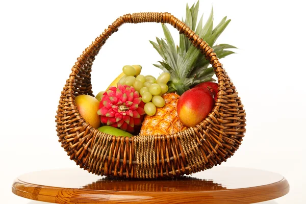 Frutta in un cesto di vimini — Foto Stock