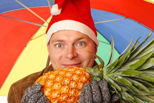 Santa mannen med ananas — Stockfoto